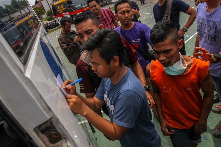 Petugas Rutan menggiring salah satu narapidana (kanan) yang berhasil ditangkap usai melarikan diri ketika terjadi kerusuhan di Rutan Kelas II B Siak Sri Indrapura, Kabupaten Siak, Riau, Sabtu (11/5/2019). Petugas masih terus memburu 31 orang narapidana yang kabur dalam peristiwa tersebut. ANTARA FOTO/Rony Muharrman/hp.