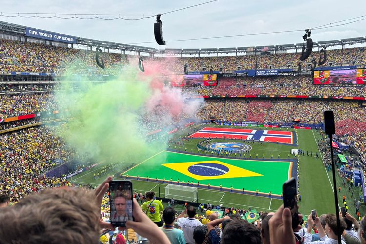 Saat Fan Norwegia Mendayung di Tengah Lautan Kuning Pendukung Brasil…