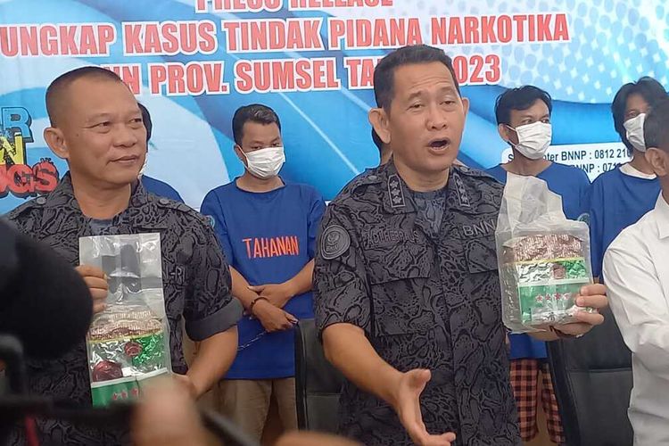 BNN Sumatera Selatan menggelar konfrensi pers terkait ungkap kasus penyelundupan narkoba jenis sabu sebanyak 20 kilogram yang berasal dari Malaysia, Jumat (23/6/2023).