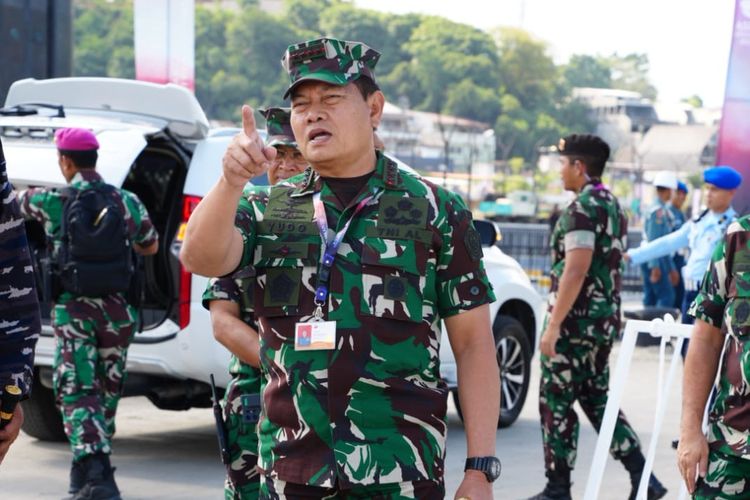 Panglima TNI Laksamana Yudo Margono memastikan keamanan dari laut dijaga ketat untuk pengamanan Konferensi Tingkat Tinggi (KTT) ke-42 ASEAN di Labuan Bajo, Manggarai Barat, Nusa Tenggara Timur (NTT).  Hal itu dikatakan Yudo saat mengecek keamanan kapal Phinisi Ayana Lako Di'a di kawasan Dermaga Waterfront Marina, Labuan Bajo, Rabu (10/5/2023).