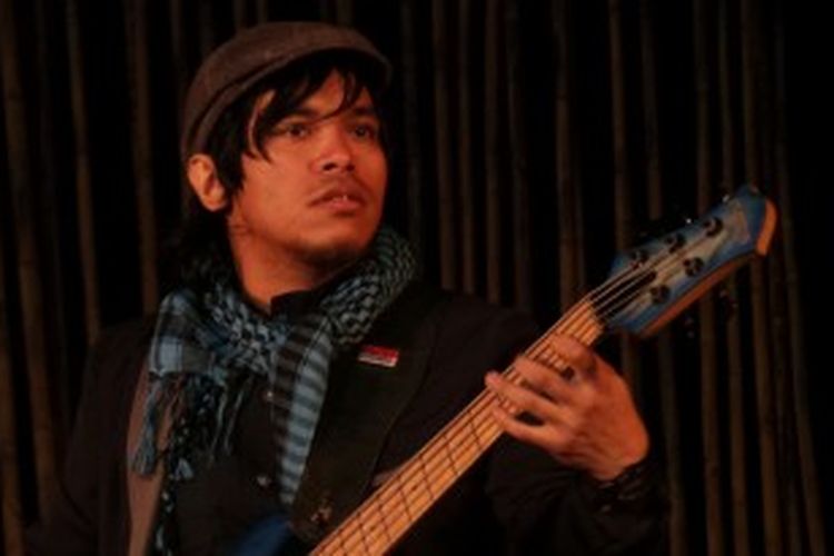 Pemain bas Barry Likumahuwa saat tampil dalam Jazz Gunung, di Gunung Bromo, Probolinggo, Jawa Timur, Sabtu (22/6/2013) malam.