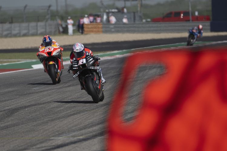 Marc Marquez membuntuti Aleix Espargaro saat sesi latihan bebas MotoGP Amerika 2022 di Circuit of the Americas (COTA), Austin, Texas, Amerika Serikat, 8 April 2022.