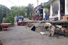 Jalan Kesatrian Kebon Manggis Ambles Akibat Luapan Kali Ciliwung