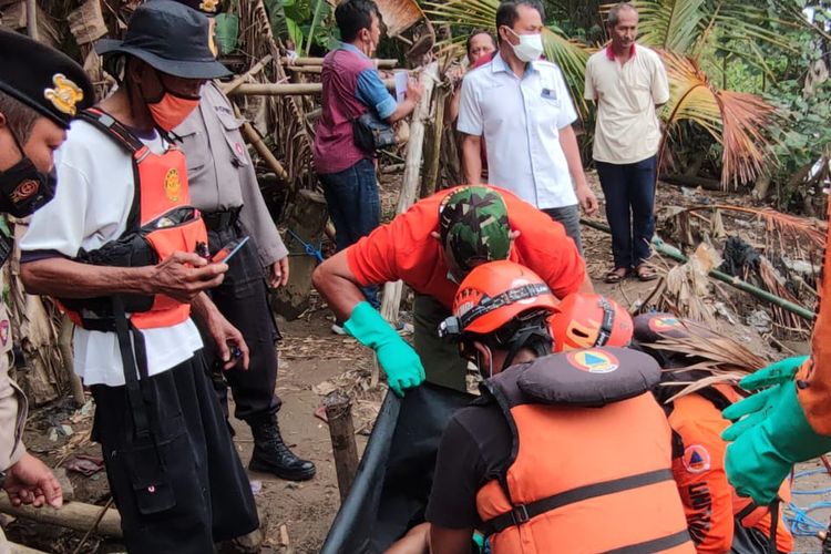 Petugas saat mengangkat jasad seorang pria yang ditemukan tewas di Sungai Brantas lingkungan Kelurahan Kampung Ndalem, Kecamatan Kota, Kota Kediri, Jawa Timur, Selasa (27/12/2022).