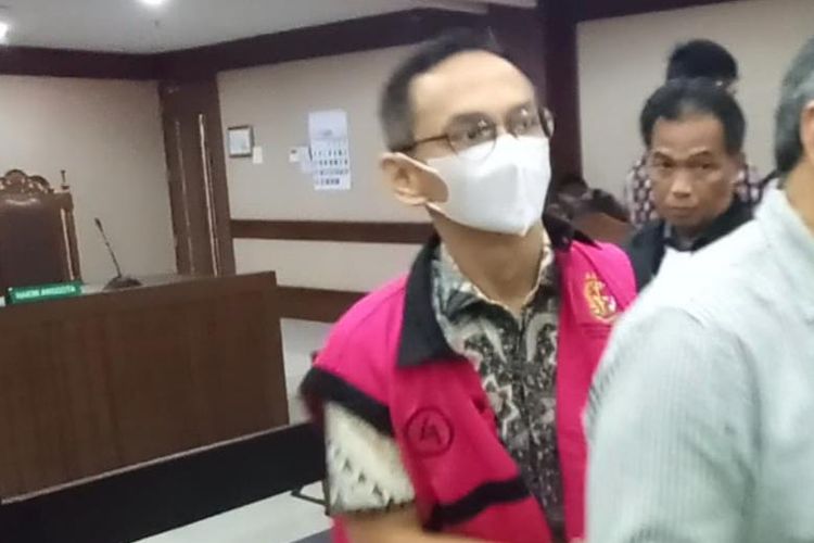 Direktur PT Basis Utama Prima Muhammad Yusrizki Muliawan (berbaju tahanan merah muda) usai menjalani sidang dakwaan di Pengadilan Negeri Jakarta Pusat, Kamis (16/11/2023)