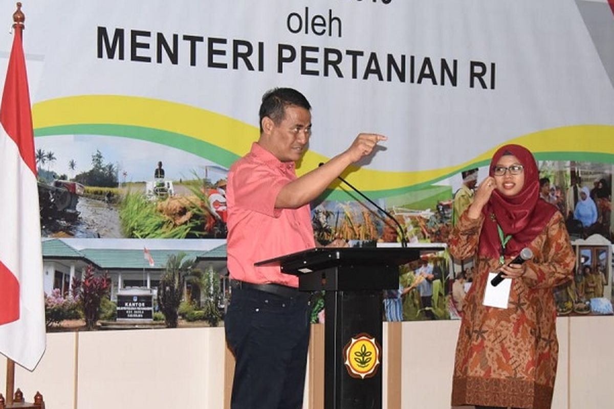 Menteri Pertanian (Mentan) Andi Amran saat memberikan penghargaan kepada pelaku usaha, petani, kelembagaan petani, penyuluh dan kelembagaan penyuluhan di gedung Kementerian Pertanian (Kementan), Jakarta, Sabtu (17/8/2019).
