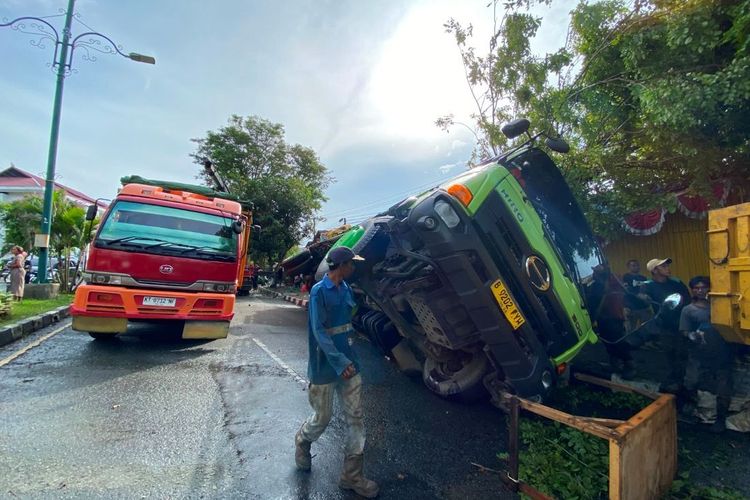Truk Bermuatan Besi Tua Terguling akibat Pecah Ban di Balikpapan, Material Timpa Ruko