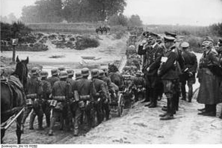 Diktator Jerman, Adolf Hitler terlihat tengah meninjau pasukannya yang tengah menggelar perang kilat atau 