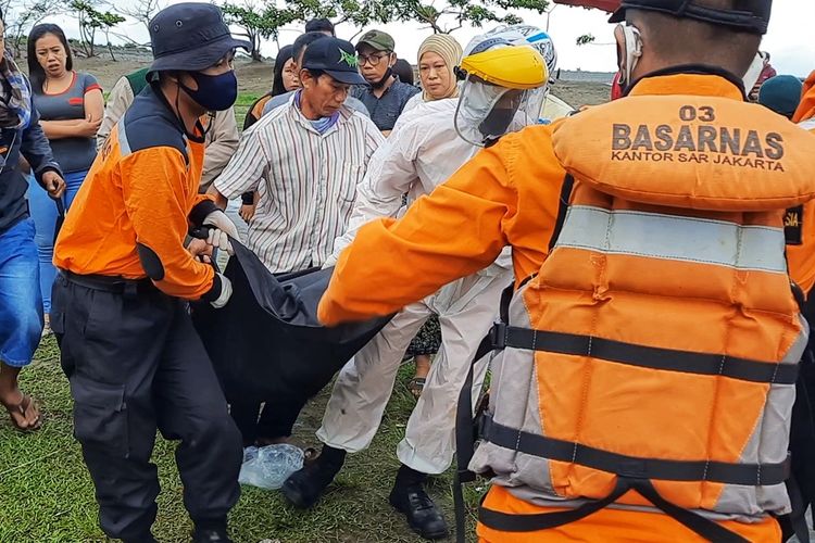 Jasad korban hilang tenggelam di pantai selatan dievakuasi tim SAR gabungan di Pantai Batu Bintang, Palabuhanratu, Sukabumi, Jawa Barat, Senin (2/11/2020).