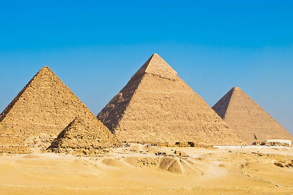 Ilustrasi piramida di Giza, Mesir. Komposisi agama penduduk Mesir didominasi Islam Sunni.