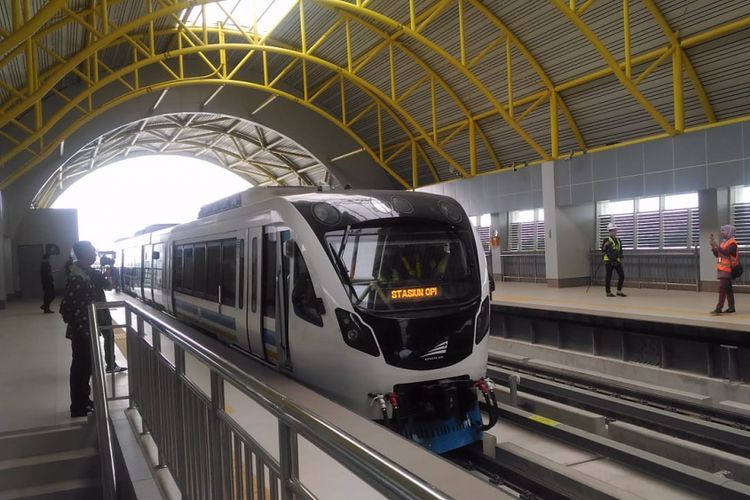 Presiden Joko Widodo sat mencoba kereta LRT Palembang, Sumatera Selatan, Jumat (13/7/2018)