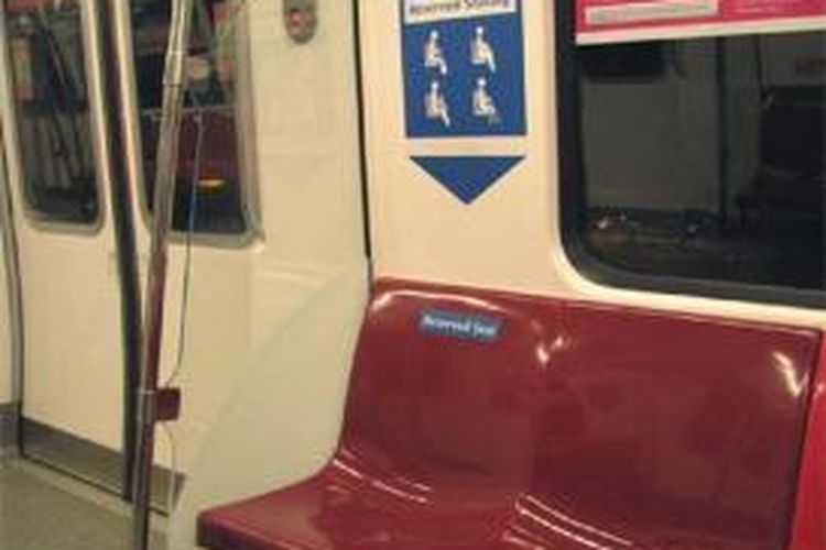 Kursi khusus di MRT Singapura yang diperuntukan bagi lansia, ibu hamil, ibu yang membawa anak, dan disabilitas