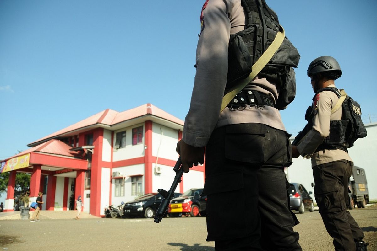 Anggota Brimob Polda Aceh berjaga di Lembaga Permasyarakatan kelas II A Lambaro pascakerusuhan di Banda Aceh, Aceh, Jumat (30/11/2018). Polda Aceh memperketat pengamanan Lembaga Permasyarakat Kelas II A Lambaro tersebut dan dari 113 napi yang kabur, sebanyak 26 napi diantaranya berhasil ditangkap kembali dan sisanya sebanyak 87 napi lainnya masih dalam pengejaran aparat keamanan. ANTARA FOTO/Ampelsa/wsj.