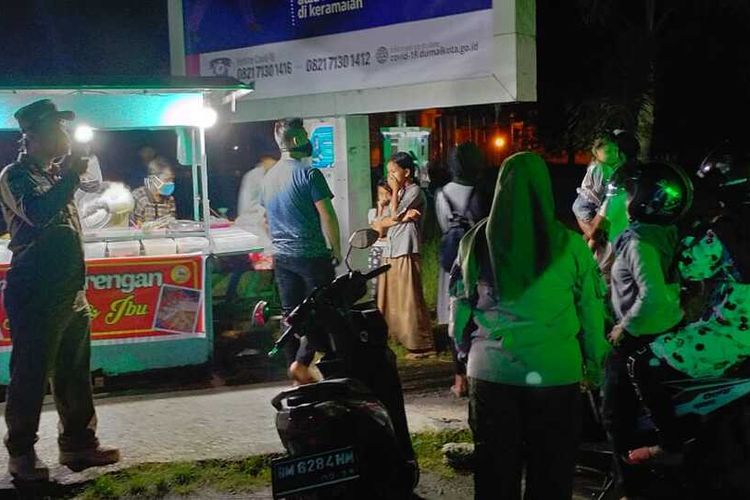 Petugas Satpol PP Kota Dumai membubarkan sejumlah muda mudi yang masih nongkrong di warung pinggir jalan hingga tengah malam di Kota Dumai, Riau, Kamis (21/5/2020) malam.