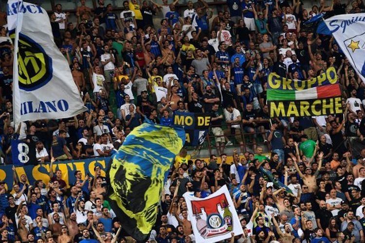 Inter Milan supporters cheer before the Italian Serie A football match Inter Milan vs Fiorentina at the San Siro stadium in Milan on August 20, 2017. 
MIGUEL MEDINA / AFP