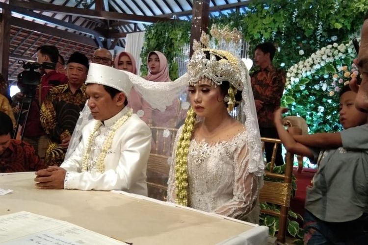 Pelawak Ginanjar menjalani prosesi akad nikah bersama istrinya Tiara Amalia di Griya Agung Salasar, Jalan Kalimulya, Depok, Jawa Barat, Minggu (29/12/2019).