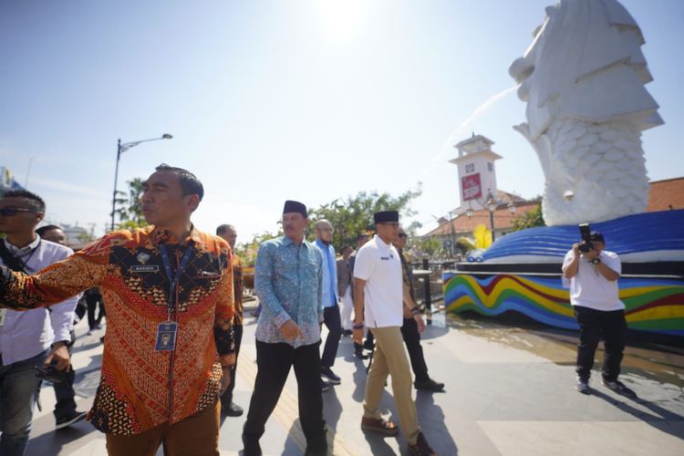 TINJAU--Menparekraf Sandiaga Uno meninjau salah satu ikon dunia patung Merlion di tempat wisata pahlawan street center di Kota Madiun, Jawa Timur, Minggu (16/7/2023).