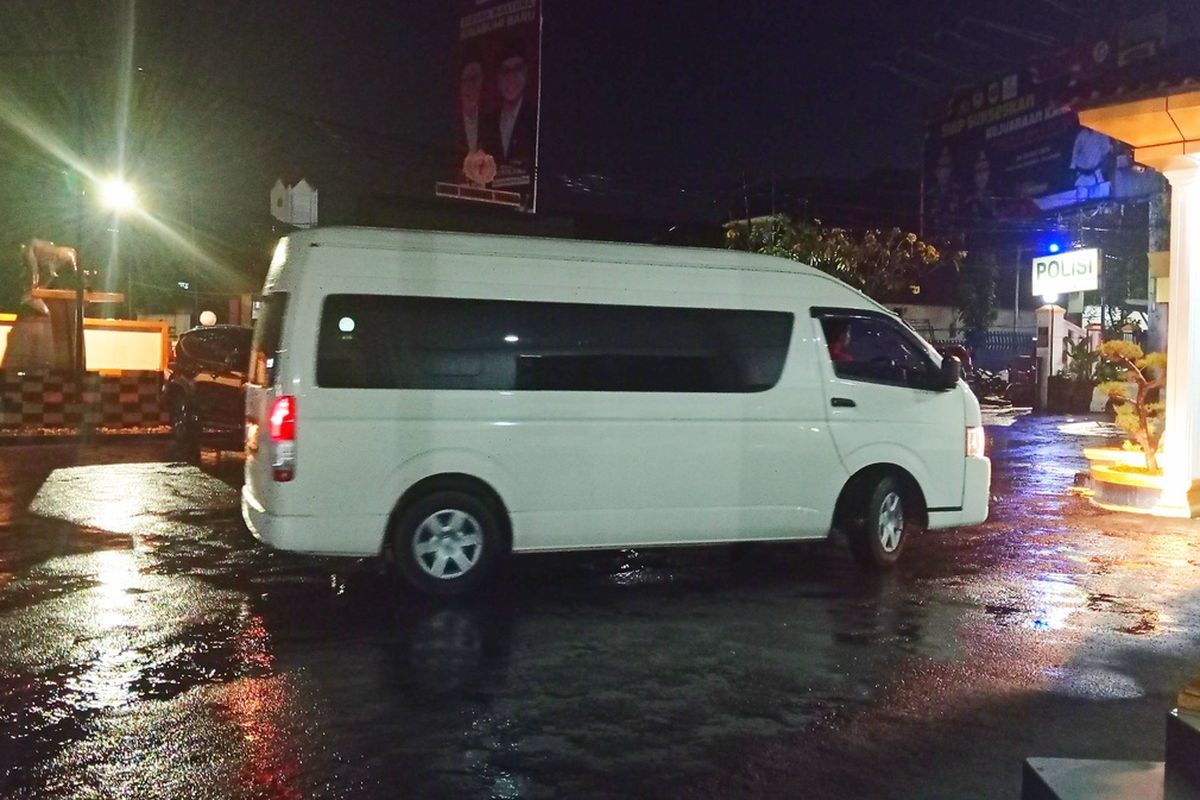 Mobil pariwisata Toyota Hi-ace yang sempat hilang saat di halaman parkir Polres Sukabumi Kota, Jawa Barat, Minggu (29/9/2024) malam.
