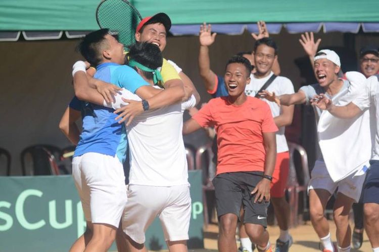  Tim tenis beregu putra Indonesia tetap bertahan pada Piala Davis Grup II Zona Asia Oseania tahun mendatang setelah berhasil memenangi babak relegation play off di lapangan tanah liat Asosiasi Tenis Sri Lanka (SLTA) di Kolombo, Minggu (8/4) setelah sukses menumbangkan tuan rumah 3-1.
