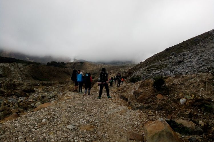 Medan pendakian jalan berbatu harus ditempuh para pengunjung dan pendaki untuk bisa sampai ke kawah papandayan