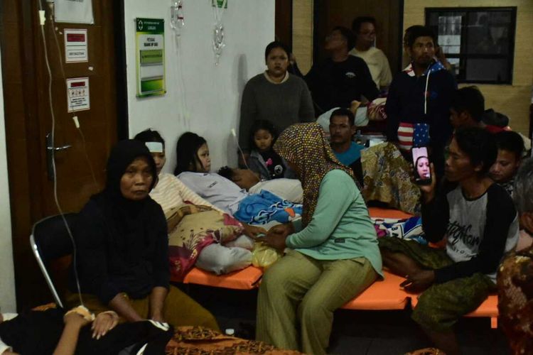 Puluhan pelajar di Sumedang, Jawa Barat, yang mengalami keracunan usai santap MBG dirawat intensif di sejumlah puskesmas, Kamis (25/9/2025) malam. 