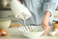 5 Cara Cepat Bersihkan Hand Mixer dari Sisa Kotoran