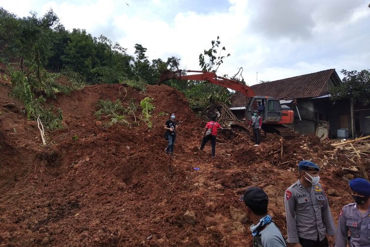 Petugas gabungan mencari korban hilang tertimbun tanah longsor di Dusun Selopuro, Ngetos, Nganjuk, Senin (15/2/2021).
