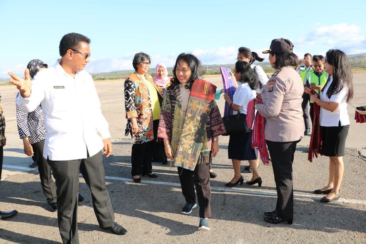 Menteri Pemberdayaan Perempuan dan Perlindungan Anak (PPA), Bintang Puspayoga, saat berada di Bandara Rl Tari Kupang, Rabu (6/11/2019)