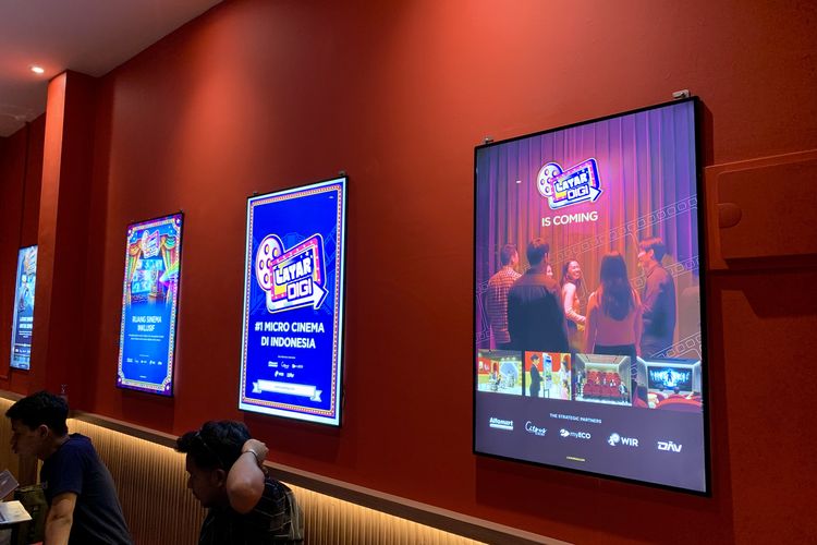 Tampilan luar studio bioskop mini Alfamart di gerai Alfamart Ruko Agricola, Gading Serpong, Tangerang, Banten pada Rabu (1/4/2026).