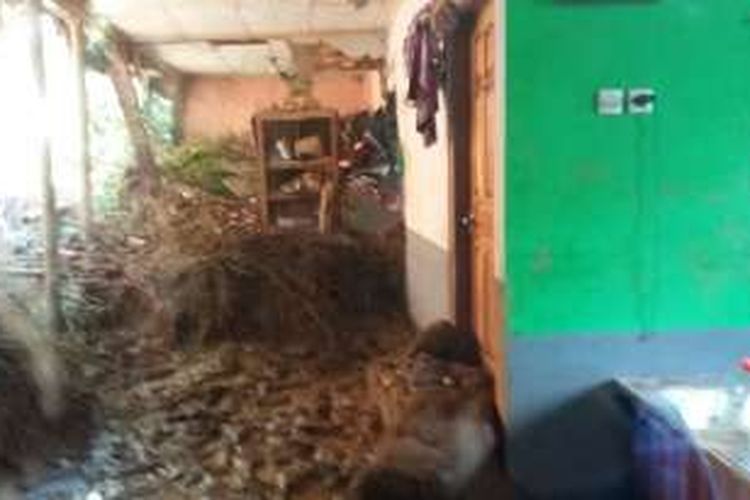 Bencana longsor menimpa rumah di Desa Besani, Kecamatan Leksono, Kabupaten Wonosobo, Jawa Tengah, Sabtu (26/11/2016). Seorang bocah, Ahmad Ubadillah Ghifari (7), meninggal dunia akibat  bencana tersebut.