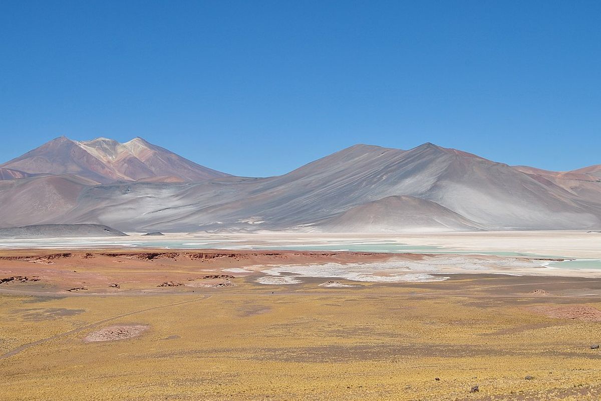 Altiplano, daerah di Gurun Atacama, Chile ini diidentifikasi sebagai tempat tercerah di Bumi. Tempat ini mendapat radiasi matahari sangat tinggi, dan menerima pancaran sinar matahari sebanyak di planet Venus.