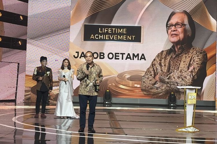 Redaktur Senior Harian Kompas, Rikard Bagun mewakili Jacob Oetama yang mendapat penghargaan seumur hidup dari Komisi Penyiaran Indonesia (KPI), Jumat (17/12/2021). 