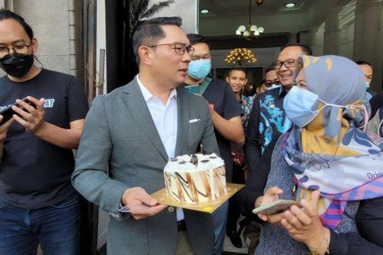 Gubernur Jawa Barat Ridwan Kamil berulang tahun ke-51 tahun, Selasa (4/10/2022). Ia pun mendapat kejutan kue ulang tahun dari wartawan yang meliput di Gedung Sate.

