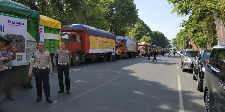 Sebanyak 500 truk bantuan untuk korban bencana gempa Sulawesi Tengah dilepas oleh Menteri Pertanian Amran Sulaiman, di Makassar, Kamis (4/10/2018).