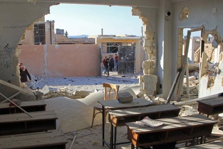 Dalam foto ini terlihat kehancuran ruang kelas yang hancur di sebuah sekolah di desa Hass, provinsi Idlib, Suriah setelah dihantam serangan udara yang diduga dilakukan jet tempur Rusia atau Suriah.