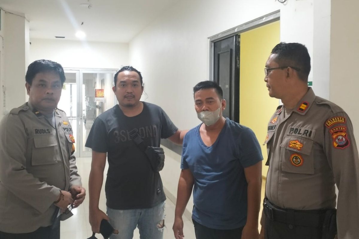 Polisi saat mengamankan seorang pria berinisal SH, SH berprofesi sebagai mantri diamankan diduga tekah membunuh Kades Curuggoong Salamunasir dengan cara menyuntikan cairan ketubuh korbannya.