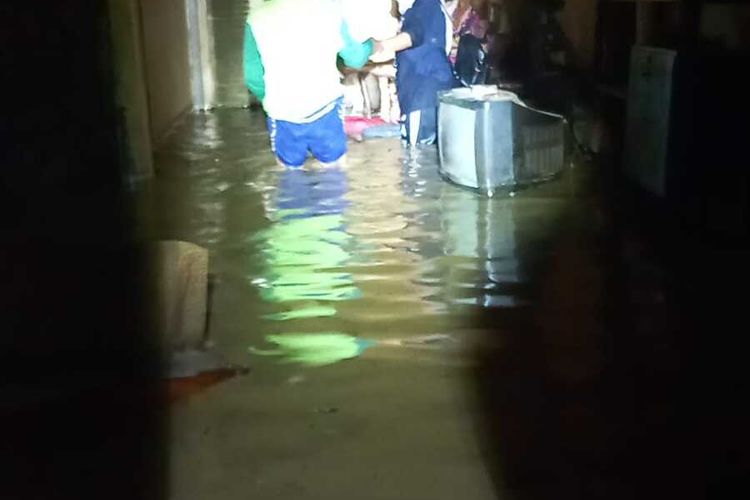 Afina melakukan proses evakuasi terhadap korban bencana banjir di Kecamatan Waled Kabupaten Cirebon pada (6/3/2024) malam. Afina satu dari sekitar 15 Srikandi Tagana Cirebon yang telah melewati beberapa pelatihan dan juga suka duka selama penanganan.
