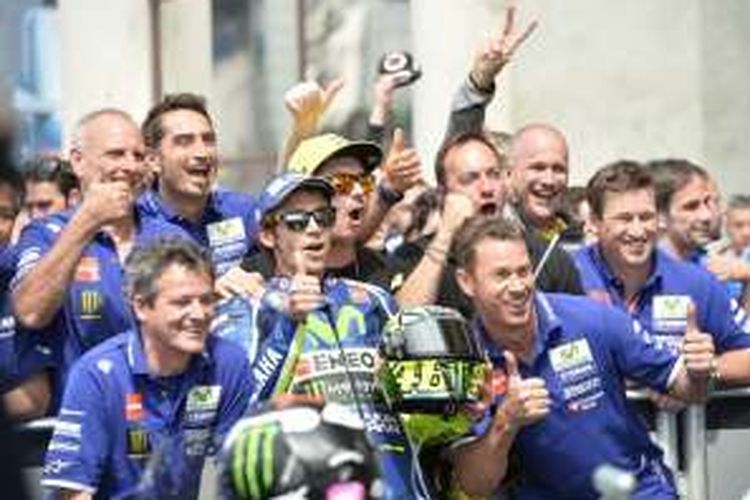 Pebalap Movistar Yamaha asal Italia, Valentino Rossi, merayakan bersama tim setelah finis di urutan kedua pada balapan GP Perancis di Sirkuit Le Mans, Minggu (8/5/2016).