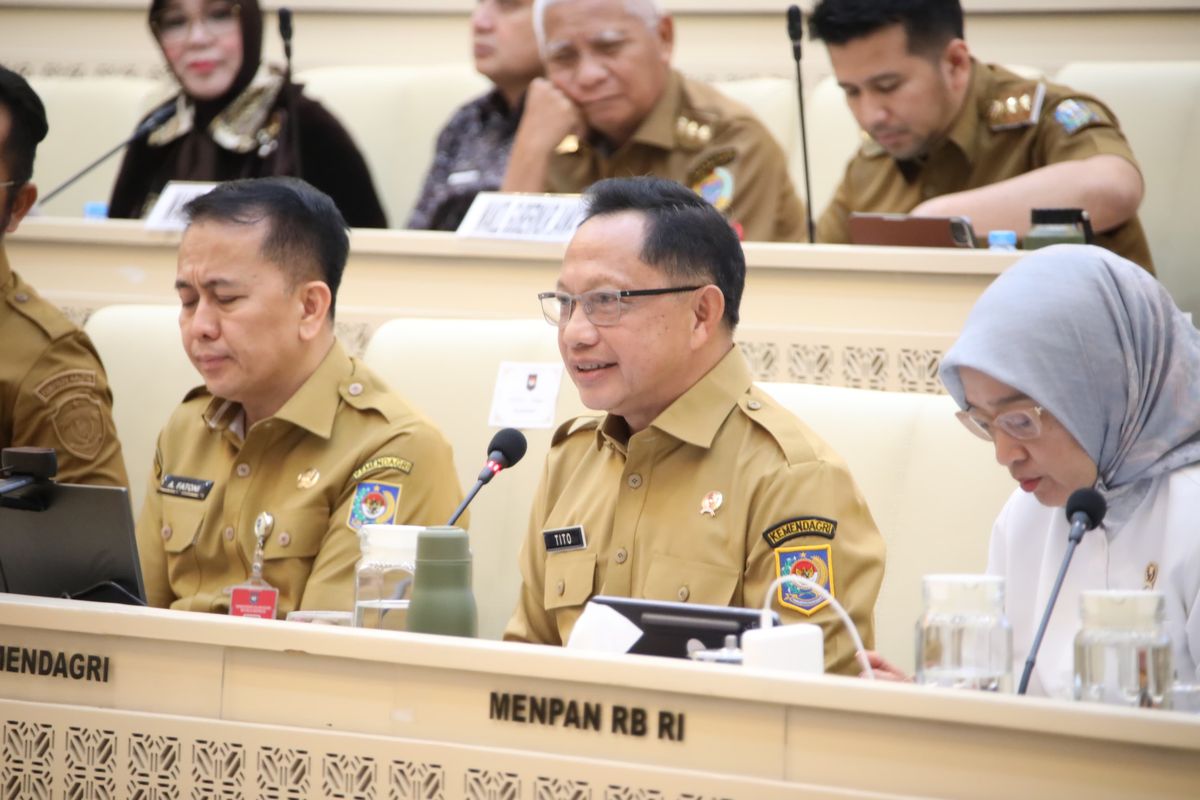 Menteri Dalam Negeri (Mendagri) Muhammad Tito Karnavian dalam Rapat Dengar Pendapat (RDP) dengan Komisi II DPR RI terkait permasalahan pegawai pemerintah dengan perjanjian kerja (PPPK) dan honorer di Ruang Rapat Komisi II DPR RI, Jakarta, Senin (8/6/2026).
