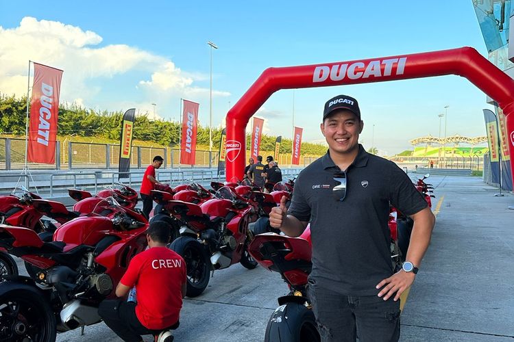Doni Tata menjadi instruktur di DRE Ducati Race Track Academy?s yang berlangsung di Sirkuit International Sepang Selangor, Malaysia.