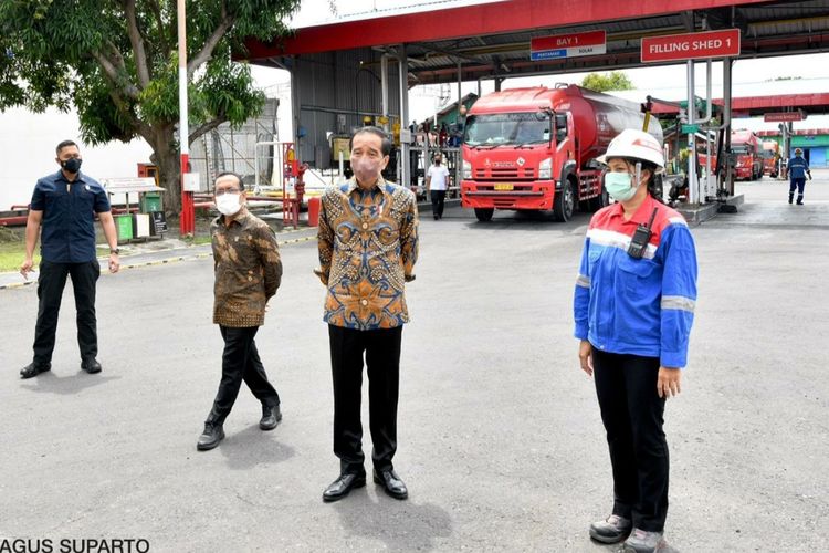 Presiden Joko Widodo saat mengunjungi Terminal BBM Sanggaran di Denpasar, Jumat (3/12/2021).