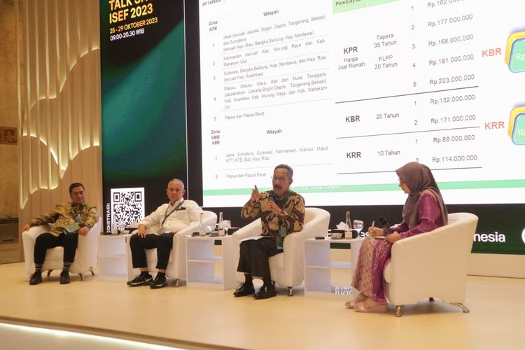 Hadir di Indonesia Sharia Economic Festival (ISEF) 2023, pada
Kamis (26/10) di Jakarta Convention Center, dalam acara talkshow dan akad massal
kerjasama dengan Bank BTN Syariah, BP Tapera mengajak kaum milenial dan Gen Z untuk
memiliki rumah pertama. Dalam acara tersebut, turut mengundang Direktur Jenderal
Pembiayaan Infrastruktur Pekerjaan Umum dan Perumahan, Kementerian PUPR, Herry TZ,
Komisioner BP Tapera, Adi Setianto dan Direktur Consumer Bank BTN, HIrwandi Gafar. Ikut
serta mewarnai kegiatan talkshow pada hari itu, para kaum milenial dan Gen Z dari Universitas
Indonesia, UIN Syarif Hidayatullah, Universitas PTIQ Jakarta, dan STEI SEBI yang sangat
antusias mengikuti acara hingga sesi berakhir.