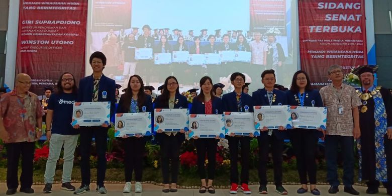 Dalam Kuliah Perdana Sidang Senat Terbuka 2019 UMN secara simbolis memberikan beasiswa kepada penerima beasisa ADiK Kemenristekdikti dan beasiswa Kompas Gramedia pada Jumat (9/8/2019).