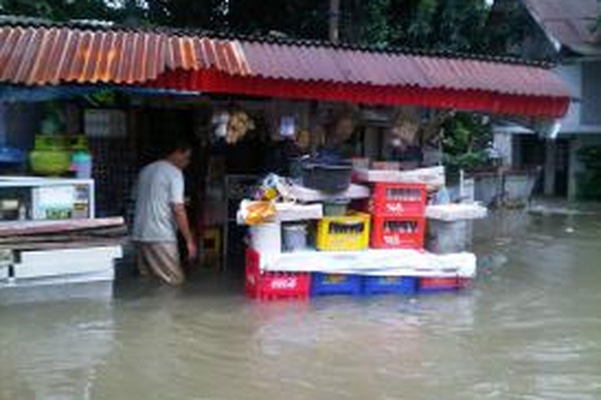 Perumahan Polri Pondok Karya, Jakarta Selatan, yang tergenang air luapan Kali Mampang, 