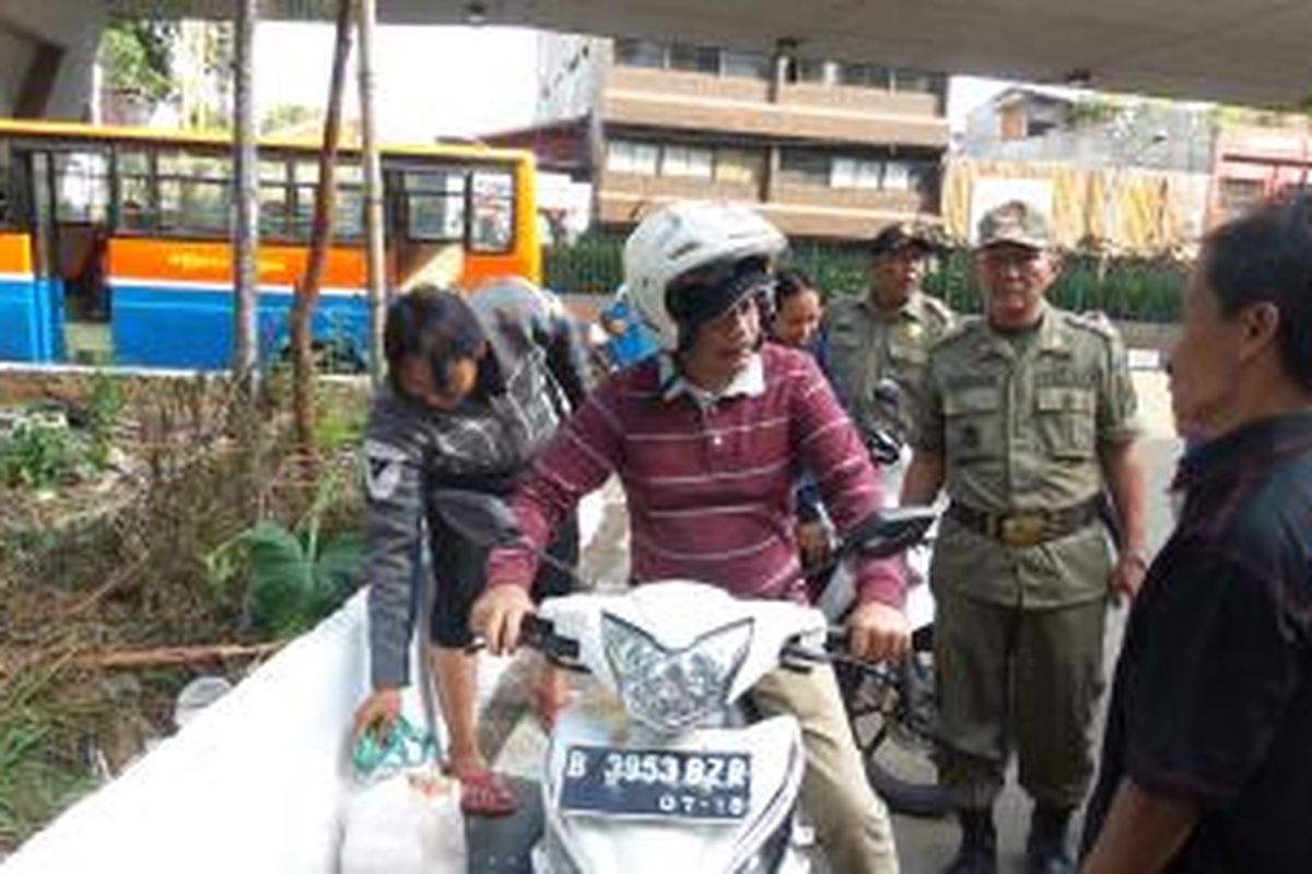 Wakil Gubernur DKI Jakarta Djarot Saiful  Hidayat (mengenakan helm) saat akan melakukan peninjauan lokasi bekas bangunan liar di aliran Sungai Ciliwung dengan mengenakan sepeda motor, di Duri Pulo, Gambir, Jakarta Pusat, Minggu (21/12/2014)