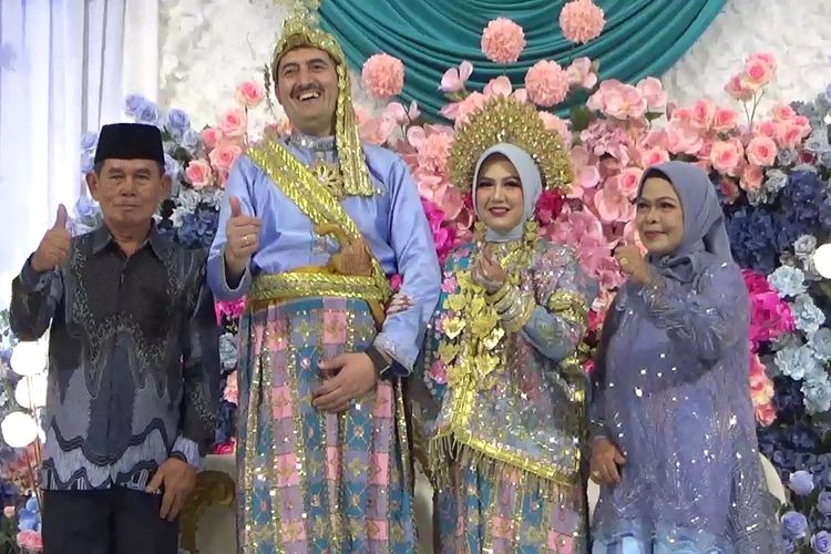 Kisah Cinta Turki-Palopo: Kenalan Tanpa Tatap Muka, Pertemuan Pertama Langsung Menikah