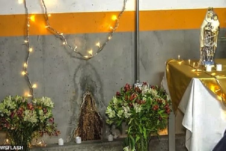 Noda air berbentuk Bunda Maria yang berlokasi di sebuah toko roti di Bogota, Kolombia. Banyak umat Katolik mendatangi tempat itu dan berdoa agar diselamatkan dari Covid-19.