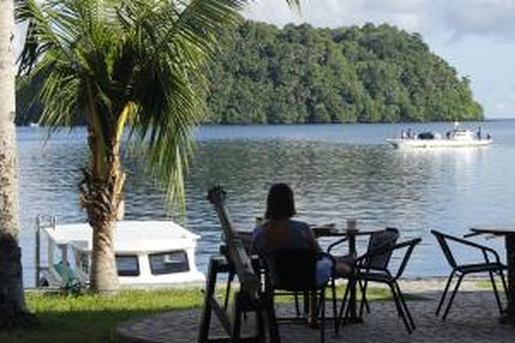 Wisatawan di Banda Neira, Maluku.