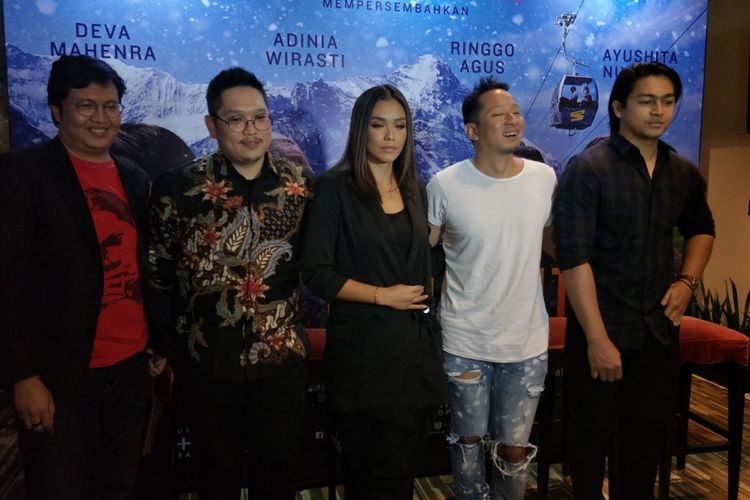 Deva Mahenra (kanan) bersama sutradara, produser, dan pemain lain dalam konferensi pers sebelum gala premier film Satu Hari Nanti di XXI Epicentrum, Jakarta Selatan, Selasa (5/12/2017). 