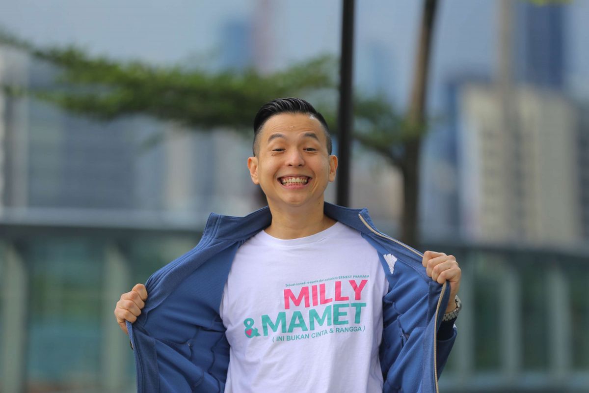 Ernest Prakasa berpose di sela-sela media visit promo film Milly dan Mamet, di Menara Kompas, Palmerah, Jakarta, Senin (17/12/2018). Ernest Prakasa menjadi sutradara dalam film drama komedi Milly dan Mamet ini.